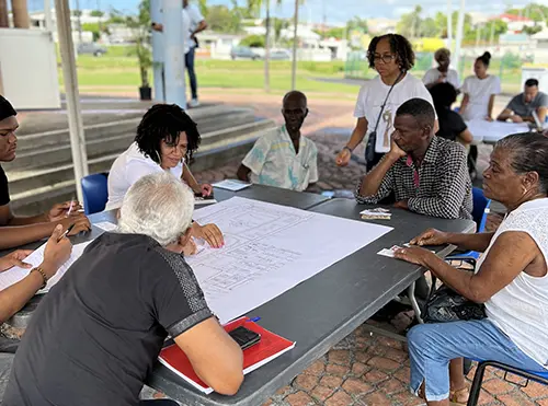 Habitants autour d'une table de discussion
