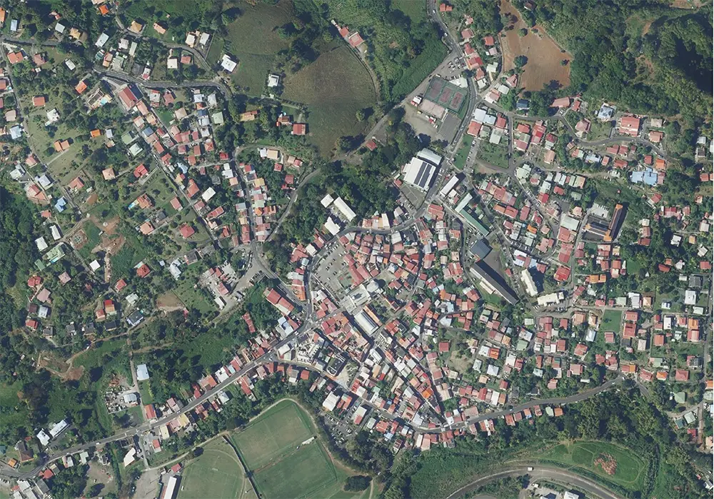 Vue aérienne du centre-bourg de Saint-Esprit en Martinique montrant le contexte urbain du projet d’aménagement paysager de la place de l’église.